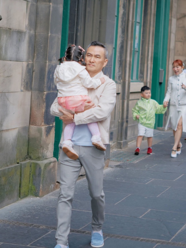 Ảnh sao 26/7: Chi Bảo bế con gái hai tuổi dạo phố Scotland - 11