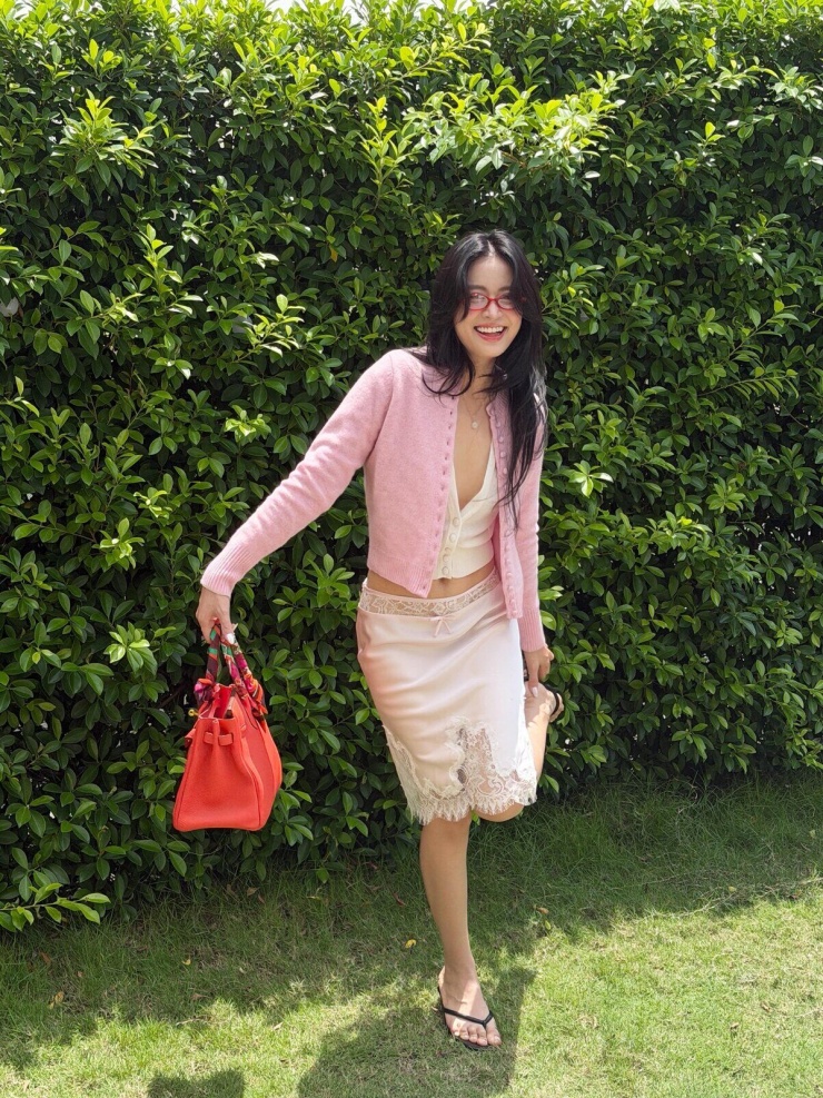 Hoàng Thùy Linh chăm mix đồ chưa đến một triệu đồng dạo phố - 8