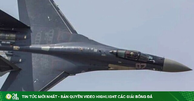 Khoảnh khắc tiêm kích Su-35 Nga truy đuổi UAV FP-1 Ukraine trên bầu trời Leningrad