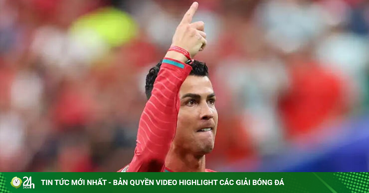 Ronaldo chia tay sân cỏ, đóng vai chính phim dài tập phơi bày sự thực về bóng đá Anh
