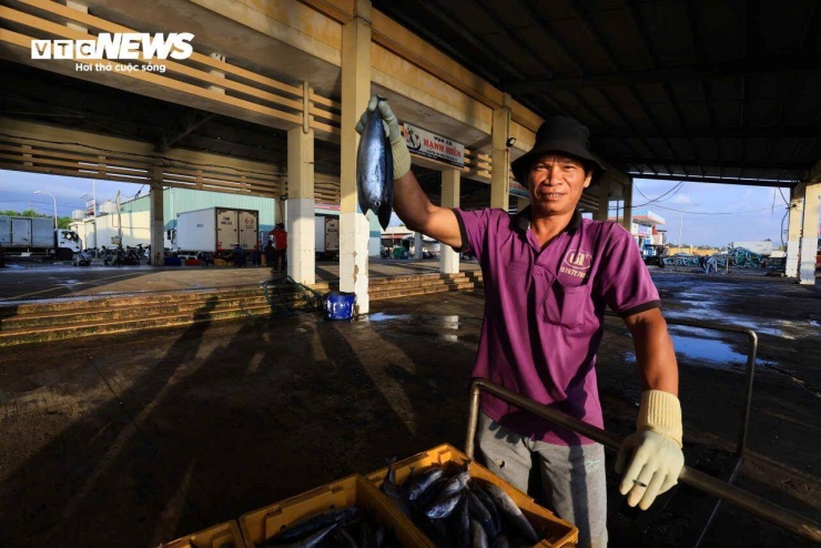 Sau mỗi chuyến biển, cá được trộn muối hột rồi đưa vào hấp, sấy ngay tại các lò trước khi vận chuyển đi tiêu thụ khắp nơi. Hàng chục chiếc lò hoạt động ngày đêm trở thành dấu ấn đặc trưng, để rồi cái tên “làng Lò” tồn tại cho đến hôm nay.
