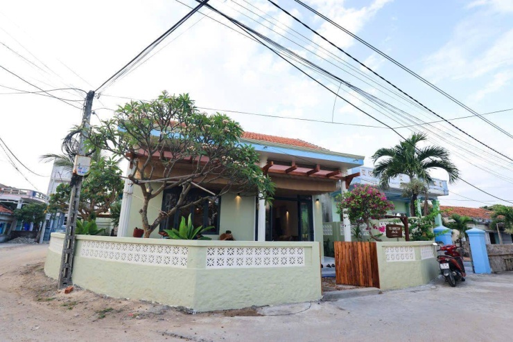 Dọc những con đường bê tông sạch sẽ là hàng dừa, hàng cau xanh mát, những bức tường thấp ôm theo lối đi, tạo nên khung cảnh bình yên hiếm thấy.