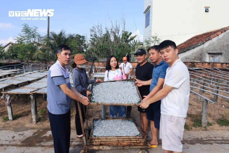 du khách trải nghiệm nghề hấp cá)