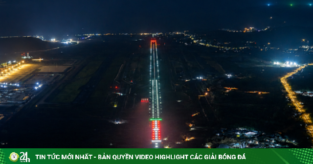 Đèn đường băng sân bay Phú Quốc rực sáng trong đêm