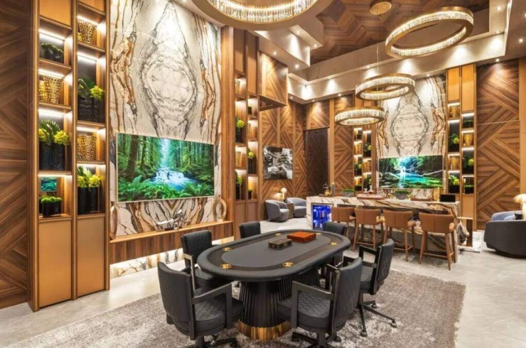 Phòng poker bí mật bên trong Villa Skyfall. Theo Senada Adzem, Giám đốc điều hành Douglas Elliman Florida và là môi giới phụ trách dự án, Stone Creek Ranch hiện được xem là địa chỉ danh giá bậc nhất Nam Florida. Theo bà, chỉ trong khoảng 8 năm, khu dân cư từ một "viên ngọc ẩn" ít người biết đến đã trở thành điểm đến của giới siêu giàu toàn cầu, quy tụ nhiều ngôi sao, doanh nhân và tỷ phú. So với Miami hay Palm Beach, Delray Beach mang đến không gian yên tĩnh, riêng tư hơn với các khu dinh thự rộng lớn, giúp cư dân tránh khỏi sự chú ý và tận hưởng cảm giác an toàn, bình yên.
