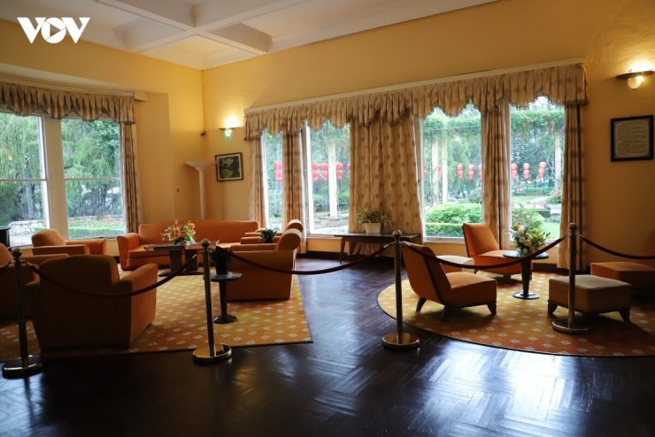 Dinh III Bảo Đại mang đậm phong cách tân cổ điển Châu Âu với tỷ lệ không gian cân đối và các phòng liên thông tinh tế. Kiến trúc nơi đây chú trọng sự hài hòa giữa thị giác và thính giác, kết hợp nội thất tuy giản dị nhưng lãng mạn. Tông màu chủ đạo của dinh thự là vàng và đỏ - hai sắc màu biểu trưng cho uy quyền và sự sang trọng của hoàng gia.