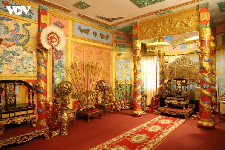 Tham quan nơi đây, du khách còn có cơ hội trải nghiệm cảm giác làm "bậc đế vương" khi khoác lên mình những bộ long bào, phượng ngọc lộng lẫy và hóa thân chụp ảnh kỉ niệm ngay tại bệ ngai vàng của vua và hoàng hậu.