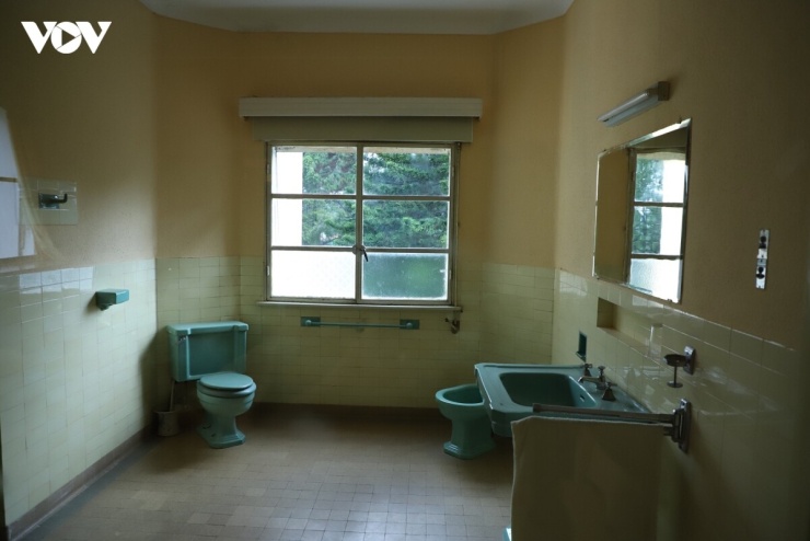 Phòng vệ sinh (WC) trong Dinh III được thiết kế theo tiêu chuẩn phương Tây hiện đại, trang bị toàn bộ thiết bị sứ cao cấp nhập khẩu từ Pháp. Với hệ thống xả nước, bồn rửa và tiện nghi khép kín, không gian này phản ánh rõ nét lối sống văn minh, xa hoa vượt thời đại của gia đình hoàng tộc.