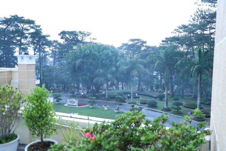 Từ sân thượng Dinh III, thu vào tầm mắt là không gian bốn bề ngợp xanh của rừng thông ẩn hiện trong làn sương mờ huyền ảo. Vẻ đẹp lãng mạn và trầm mặc ấy không chỉ làm say lòng biết bao du khách, mà còn gợi lên những hoài niệm sâu lắng về một thời hoàng kim đã qua. Chuyến ghé thăm Dinh III vì thế không đơn thuần là một hành trình thưởng ngoạn, mà còn là một dấu ấn khó quên, đưa du khách chạm vào từng nhịp thở lịch sử giữa lòng phố núi Đà Lạt.