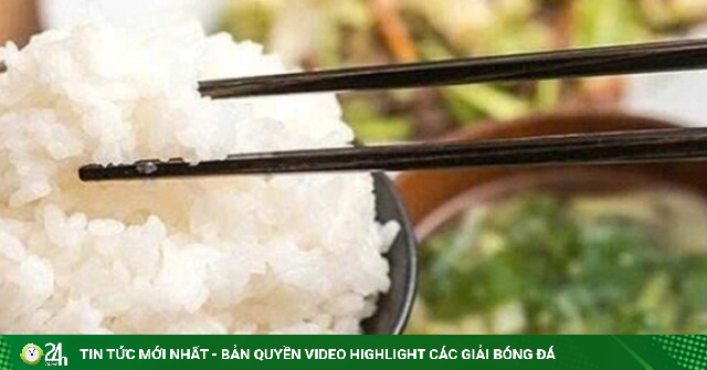 Bữa sáng ăn cơm nóng có gây nặng bụng?