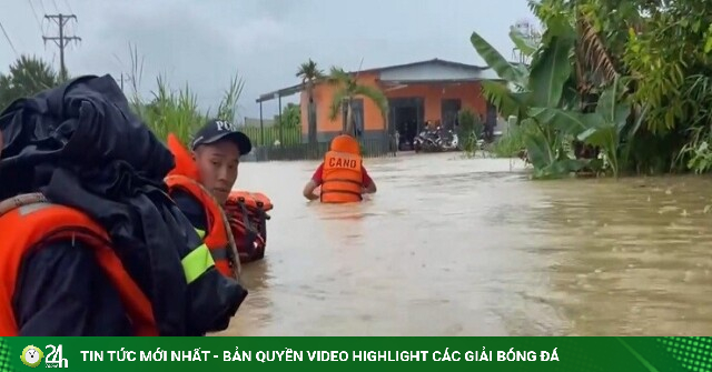 Công an Lâm Đồng cứu 16 người dân mắc kẹt trong lũ