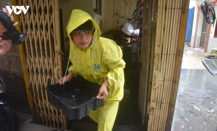 Sau đó dùng nước rửa mặt đường.