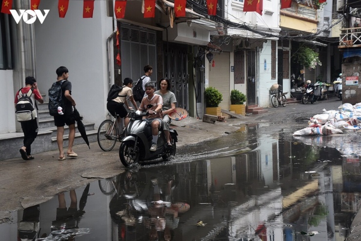 Bà Cung Thị Liên (ngách 34, ngõ 100 Đội Cấn) cho biết, buổi trưa hôm qua là mưa có khoảng 30 phút thôi mà nước tràn ngập vào trong nhà, ở ngoài ngõ này cũng ngập hết, cả cái dãy này là ngập nước vào trong nhà hết. Nhà tôi bên này cũng bị vào khoảng 10 phân mà mới có 30 phút. Nước cống dềnh lên mang theo bùn, rác, gián và sâu bọ tràn vào nhà, gây ô nhiễm nghiêm trọng và ảnh hưởng đến sinh hoạt của các hộ dân.
