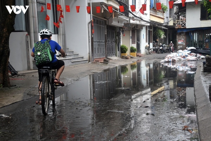 Nước cống đen xì, mùi hôi nồng nặc bao trùm cả khu vực sau mưa. Nhiều người phải đóng kín cửa hoặc đeo khẩu trang khi dọn dẹp nhà cửa.