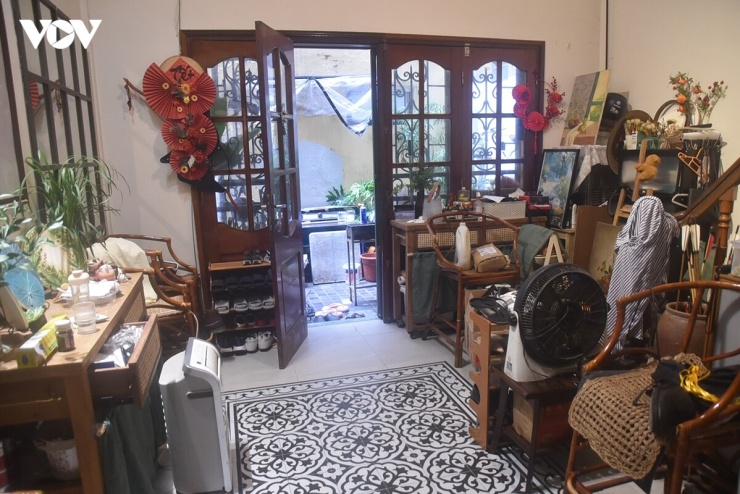 Người dân cho biết chỉ cần nghe tin sắp mưa là phải tất bật kê đồ, chuyển thiết bị điện lên tầng trên, chuẩn bị ủng và các vật dụng chống nước.
