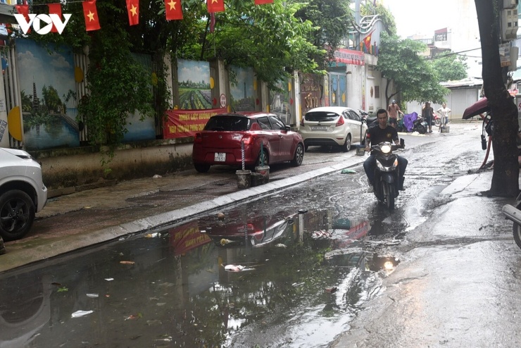 Sau khi hết mưa nước rút nhanh nhưng tại ngõ ngõ 100 Đội Cấn bùn đen, mùi hôi và những căn nhà ẩm mốc vẫn là nỗi ám ảnh của người dân sau nhiều năm sống chung với cảnh nước cống dềnh lên tràn vào nhà. 