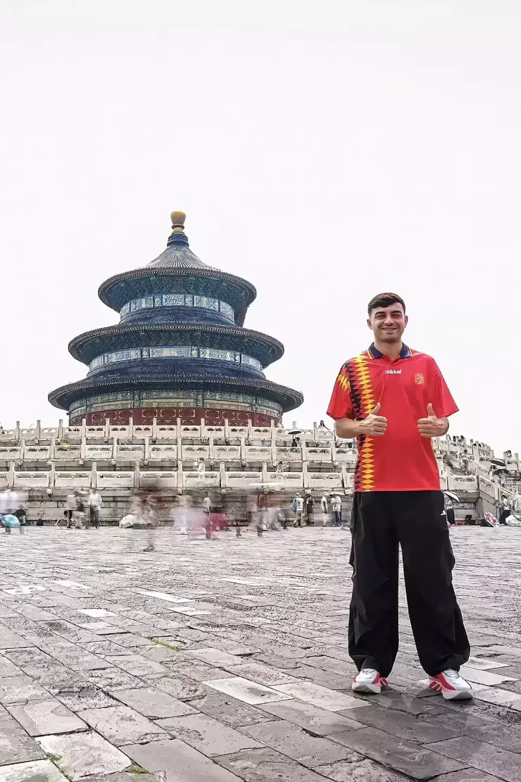 Pedri đi du lịch Trung Quốc sau vô địch World Cup - 2