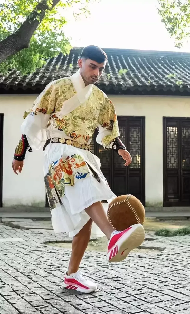 Pedri đi du lịch Trung Quốc sau vô địch World Cup - 6