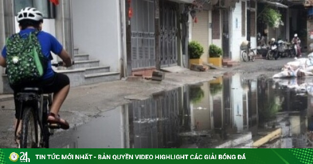 Cận cảnh ngõ 42 Giang Văn Minh sau mưa, người dân xách ủng lội nước vào nhà