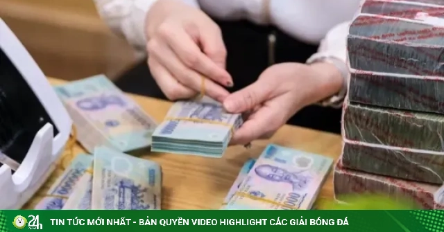 Lãi suất cao, tiền gửi dân cư tiếp tục đổ vào ngân hàng