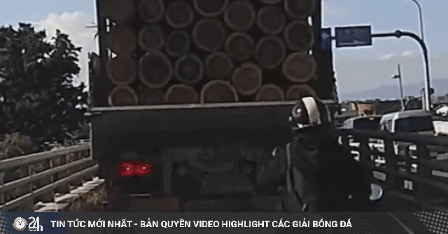 Người đi đường bị hất văng khi động đất rung chuyển Nhật Bản