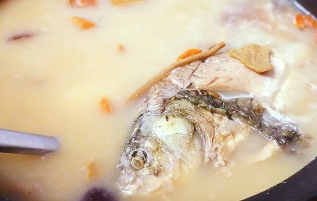 Canh cá diếc hầm dạ dày, hạt sen giúp cơ thể cân bằng, dễ ngủ, da đẹp hơn