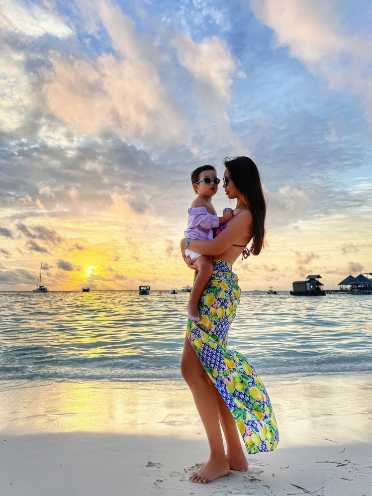 Loạt xiêm y khoe dáng bốc lửa của Hà Anh ở Maldives - 7