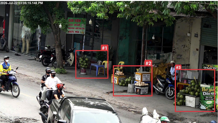 Trước số 156-158 La Dương, phường Dương Nội - sử dụng trái phép vỉa hè để bày bán hàng hóa.