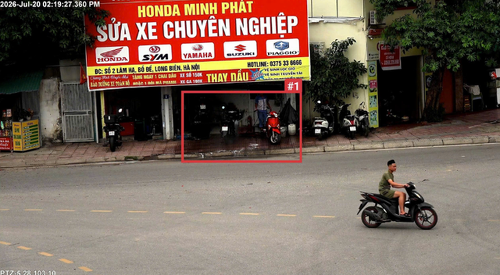 Trước số 02 Lâm Hạ, phường Bồ Đề - sử dụng trái phép vỉa hè để rửa xe.