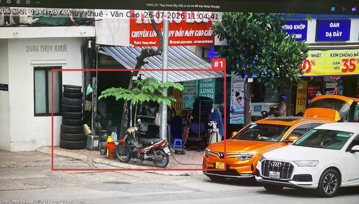 Trước số 251 Thụy Khuê, phường Tây Hồ - sử dụng trái phép vỉa hè để bày bán hàng hóa.