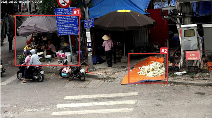 Trước số 01 La Nội, phường Dương Nội - sử dụng trái phép vỉa hè để bày bán hàng hóa.