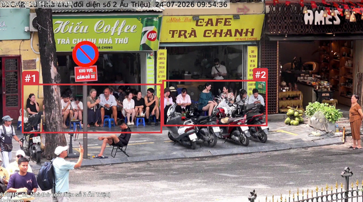Trước số 2B Nhà Chung, phường Hoàn Kiếm - sử dụng trái phép vỉa hè để kinh doanh dịch vụ ăn uống.