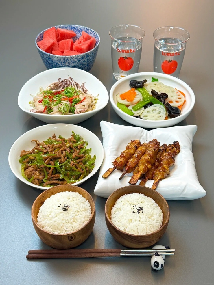 Thịt bò xào ớt chuông, xiên gà sốt teriyaki, rau củ xào thập cẩm (củ sen, cà rốt, đậu Hà Lan...), mực luộc chấm. Thực đơn cơm nhà khá cân bằng với thịt bò, thịt gà và hải sản, thêm một món rau củ nhiều màu sắc giúp mâm cơm vừa đẹp mắt vừa đủ chất.