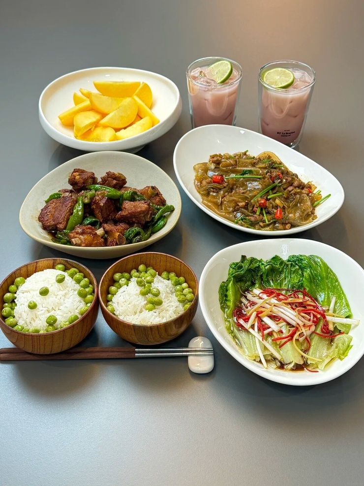 Sườn xào ớt, xà lách sốt dầu nóng, miến hoặc bánh phở dai trộn thịt băm và dưa cải chua. Thực đơn này khá đơn giản nhưng vẫn đủ hấp dẫn nhờ sự kết hợp giữa món mặn, rau xanh và món tinh bột đổi vị.