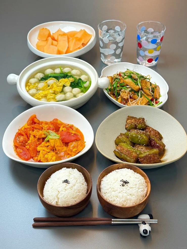 Ớt chuông nhồi thịt, trứng xào cà chua, giá đỗ xào đậu phụ khô, canh cải bó xôi nấu cá viên. Thực đơn này sử dụng những nguyên liệu rất quen thuộc, chi phí vừa phải nhưng vẫn đủ đạm, rau xanh và món canh nóng hổi.