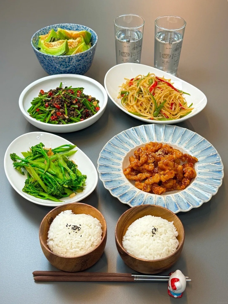 Thịt thăn sốt chua ngọt, bông cải xanh xào tỏi, thịt ốc xào, khoai tây xào sợi với ớt xanh. Đây là mâm cơm dành cho những ai thích vị chua ngọt nhẹ nhàng. Các món đều rất hợp ăn với cơm nóng và không quá cầu kỳ.