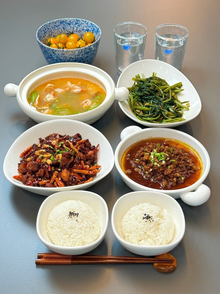Gà xào ớt khô, trứng hấp thịt băm, rau muống xào tỏi, canh mướp nấu trứng và tôm. Khép lại chuỗi thực đơn là một mâm cơm quen thuộc, dễ ăn và đầy đủ dinh dưỡng. Trứng hấp mềm, canh mướp thanh mát kết hợp với gà xào cay và rau muống xào tỏi tạo nên bữa cơm vừa ngon vừa không ngấy.