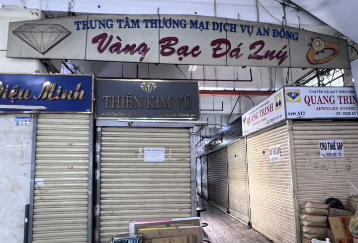 Nhưng không phải chỉ có điểm bán kim cương mà nhóm hàng trang sức, vàng nữ trang cũng đóng cửa hàng loạt.