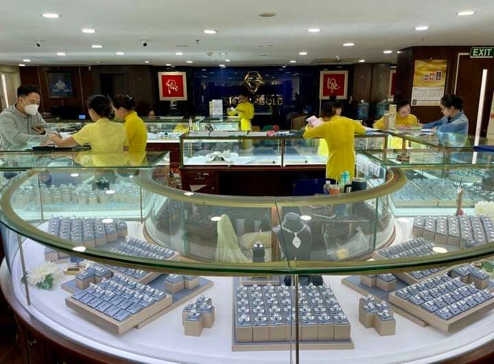 Các chuyên gia cho rằng thị trường vàng bạc, trang sức đang ở giai đoạn sàng lọc cần thiết, doanh nghiệp minh bạch trong kinh doanh sẽ vượt qua giai đoạn này mạnh hơn trước. (Ảnh minh họa)