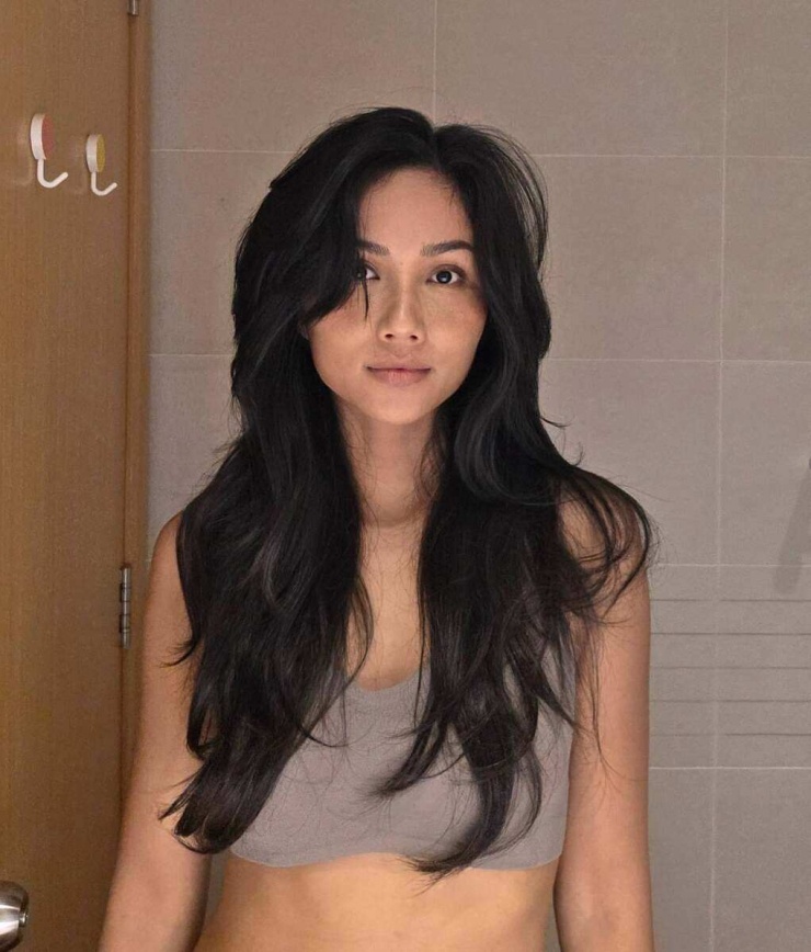 H’Hen Niê khoe kiểu tóc mới được tỉa layer bồng bềnh, làm mềm gương mặt góc cạnh.