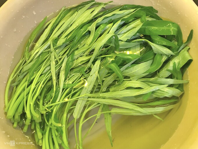 Khi nhặt rau, hãy để nguyên rau theo hướng như bó rau lúc chưa nhặt và rửa rau cũng theo cách thức ấy.