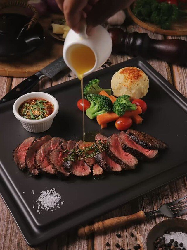 Protein trong thịt bò không bị mất đi khi nấu chín mà chỉ biến tính, giúp cơ thể tiêu hóa và hấp thu dễ hơn.