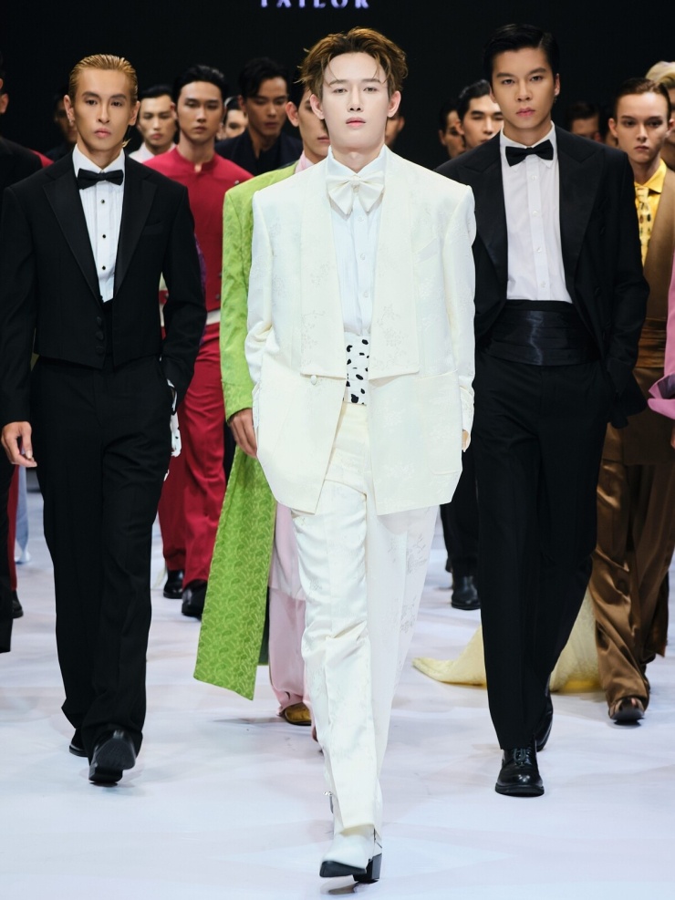 Trịnh Thăng Bình, 14 Casper trổ tài catwalk - 4