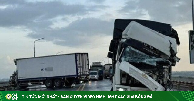 Hà Nội: Hai xe tải đấu đầu trên cầu Thăng Long, cảnh sát cắt cabin cứu người