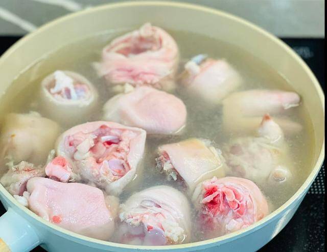 Món chân giò kho thơm mềm, lên màu đẹp mắt nhờ thêm loại nước giải khát quen thuộc ngày hè - 2