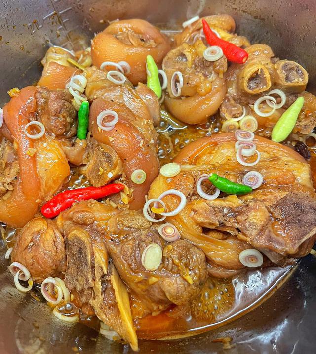 Món chân giò kho thơm mềm, lên màu đẹp mắt nhờ thêm loại nước giải khát quen thuộc ngày hè - 4