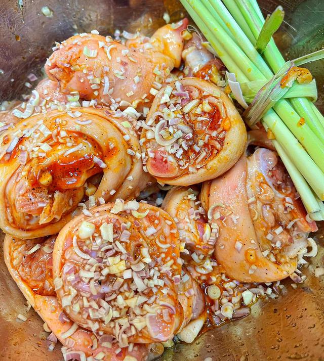 Món chân giò kho thơm mềm, lên màu đẹp mắt nhờ thêm loại nước giải khát quen thuộc ngày hè - 3