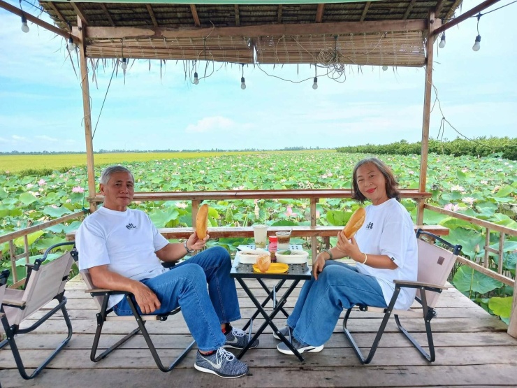 Thời gian rảnh, ông Chánh, bà Trúc thường lái xe tới các địa điểm cách nhà vài chục km để ngắm cảnh