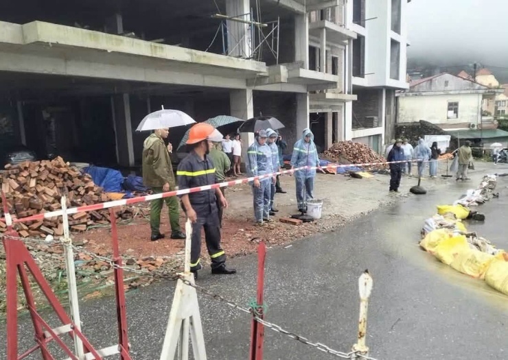 Khu vực Cổng Trời, thuộc địa phận Thôn 1, xã Tam Đảo, tỉnh Phú Thọ đã xảy ra sạt lở, tiềm ẩn nguy cơ mất an toàn đối với người và các phương tiện lưu thông.