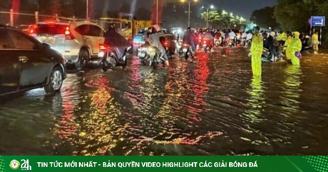Mưa xối xả cuối giờ chiều ở Hà Nội, nhiều xe chết máy giữa đường ngập sâu